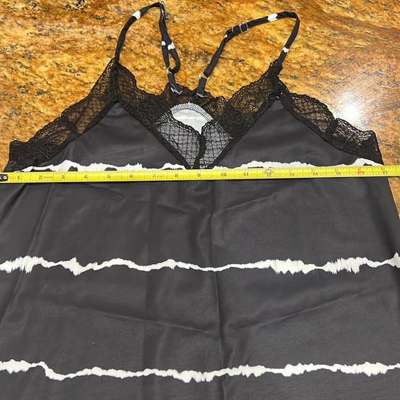 ⭐️NWOT⭐️ Black and White Lace Detail Tank Blouse - Picture 4 of 7